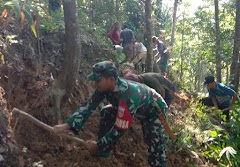 Babinsa Samudra Bantu Buatkan Jalan Usaha Tani