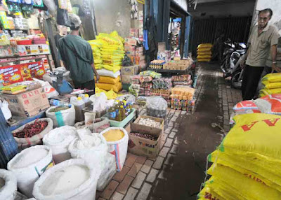 DAGANG SEMBAKO  : Warung kelontong tak hanya berada di pemukiman penduduk, tak sedikit pedagang yang membuka usaha toko kelontongannya didalam pasar tradisional, dengan menjual beraneka ragam produk.  HARYADI/PONTIANAKPOST