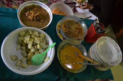 Penyajian Ketupat Dengan Sayur Lodeh