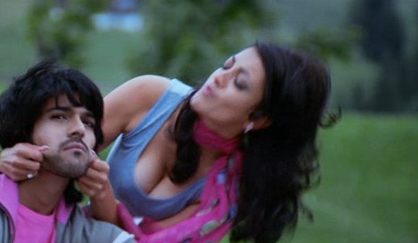 Kajal Agarwal Showing Her Hot Boobs and Cleavage