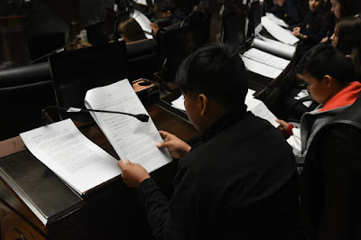 Foto 9: alumno legislador leyendo el proyecto de ley.