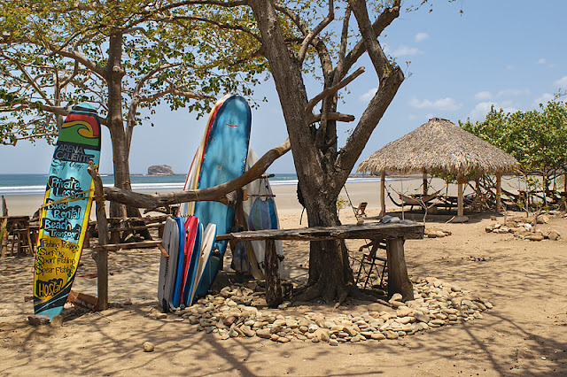 Planches de surf sur une plage de San Juan del Sur au Nicaragua