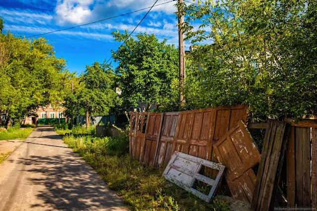 Забор из старых деревянных дверей