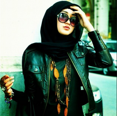 Style Fashion Hijab Modern untuk Muslimah yang Berkacamata