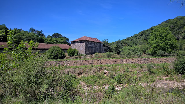 Casa de pedra na Estrada do Sabor