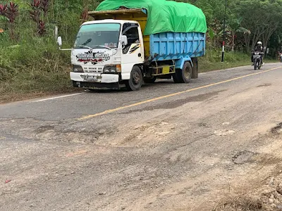 Pengendara Roda Dua Terancam, Jalan Provinsi Sekadau-Sanggau Berlobang