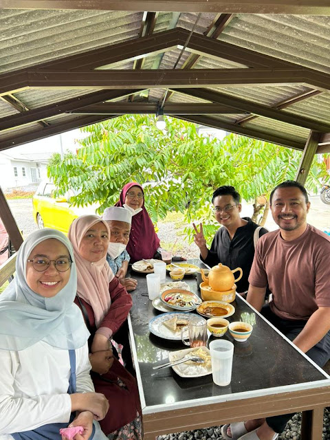 Cikgu Hanim sekeluarga menjamu selera makan pagi di kedai viral, Warung Tepi Sawah