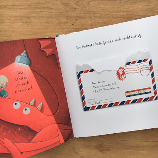"Drachenpost" von Emma Yarlett, erschienen im Thienemann Verlag, ist ein 32-seitiges Bilderbuch für Kinder ab 4 Jahren mit 5 echten Briefen zum Herausnehmen. Rezension auf Kinderbuchblog Familienbücherei