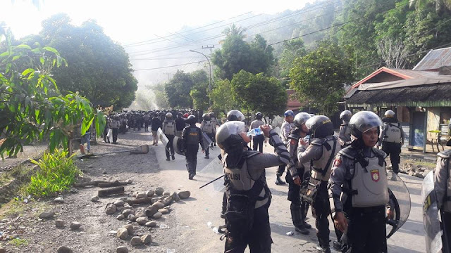FOTO: Brimob Mulai Kuasai Lokasi Eksekusi, Mobil yang Terjebak Sudah Jalan