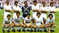 REAL MADRID C. F. - Madrid, España - Temporada 1984-85 - Stielike, Chendo, Miguel Ángel, Michel, San José y Camacho; Butragueño, Valdano, Santillana, Sanchís y Ricardo Gallego - REAL MADRID 0 VIDEOTON 1 (Májer) - 22/05/1985 - Copa de la UEFA, final - Madrid, estadio Santiago Bernabeu - El Real Madrid había ganado en Hungría 3-0 y, a pesar de la derrota en Madrid, conquistó su primer título de la Copa de la UEFA