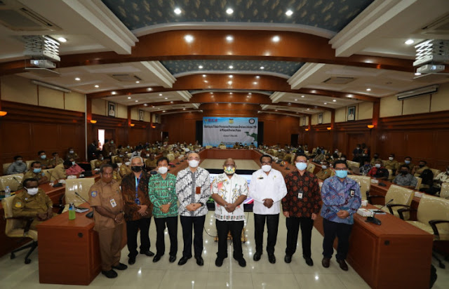 Bima Haria Wibisana Serahkan 596 SK Pengangkatan CPNS Papua Formasi 2018.lelemuku.com.jpg