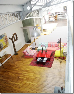 Sala ampla e colorida