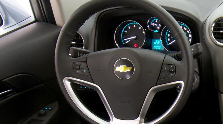 Rumo Norte : Chevrolet Captiva - A Captiva tem volante em couro com controles de áudio, de velocidade de cruzeiro e coluna de direção ajustável