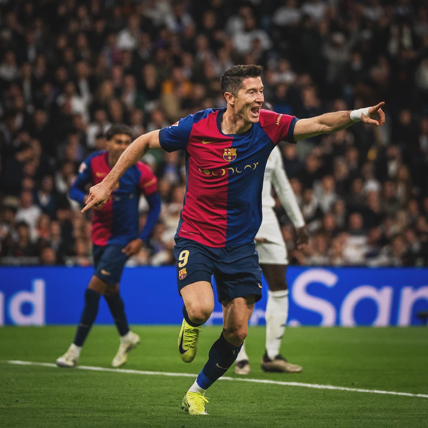 ليفاندوفسكي يعيد الفارق.. خسارة برشلونة تهدئ توتر ريال مدريد.