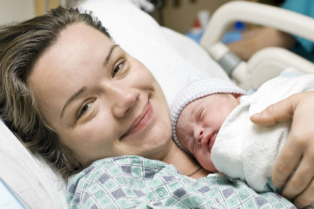 تطرح العديد من الأمهات الذين هم على وشك ولادة إستفسارات حول ماذا سيحدث أول يوم بعد الولادة  سنحاول الإجابة على  جميع  استفساراتهم قبل وأثناء الولادة.