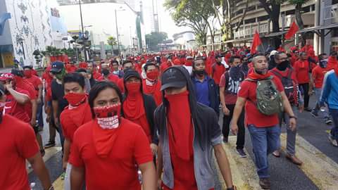  4 Gambar Siapa Lagi Ganas Kumpulan Baju Merah berarak 