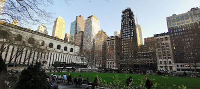 Detrás de la Biblioteca Pública de Nueva York está el Bryan Park.