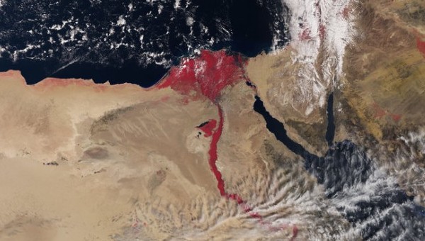 Imagen de satélite muestra al río Nilo de color rojo sangre