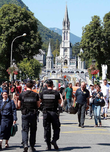 Por volta de 25.000 fiéis foram a Lourdes pela festa da Assunção.