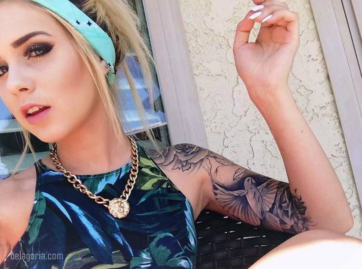 Fotografía de josephine nicole tatuada con palomas en el brazo