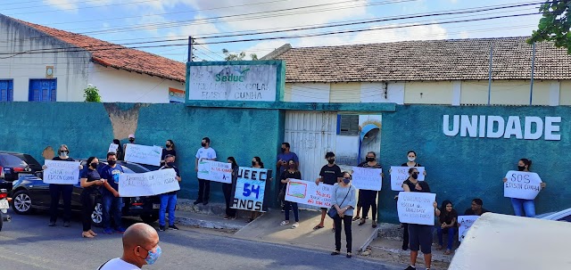 Alunos e profissionais da educação protestam contra degradação de escola estadual, em Parnaíba