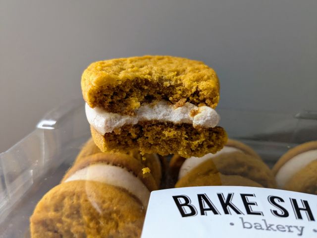 The cross-section of a Aldi's Bake Shop Pumpkin Sandwich Cookie.