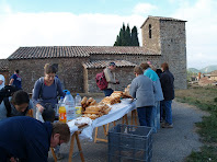 Esmorzant davant l'ermita de Sant Cugat de Gavadons