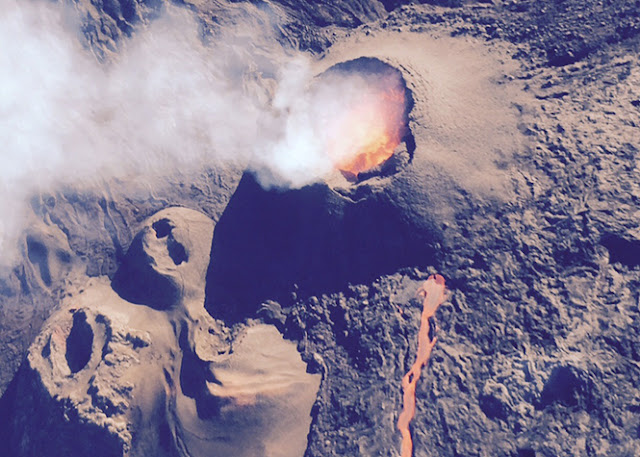 Première image de la nouvelle phase de l'éruption du volcan Piton de la Fournaise, 30 octobre 2015