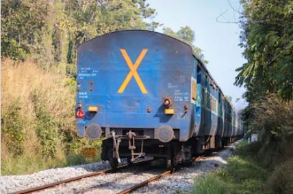 why train have x symbol, why there is a cross sign at the end of train, why train last compartment have x symbol , why x is written on back of train, x symbol in train, train x mark, train x symbol, train x symbol meaning, meaning of x written on train, reasons behind