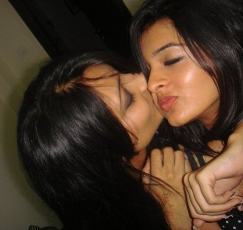 DESI GIRLS KISSING