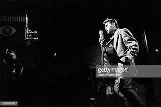 Alfred Wertheimer. Elvis on stage 50s