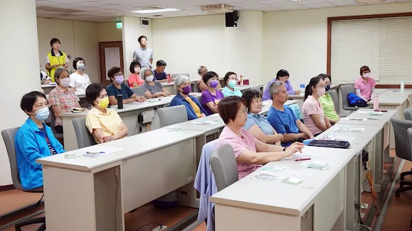 ▲彰化郵局社區大學金融知識講座，魏羢鋗與學員積極互動，解答他們的疑惑，幫助他們將理財知識深植於心，講座不僅傳授了基本儲匯業務服務的使用方法，還提供了正確的防詐資訊，讓學員們掌握識別和防範詐騙的技巧。（記者林明佑攝）