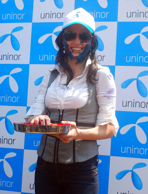 Yana Gupta Celebrates 2011 Holi With NGO Kids