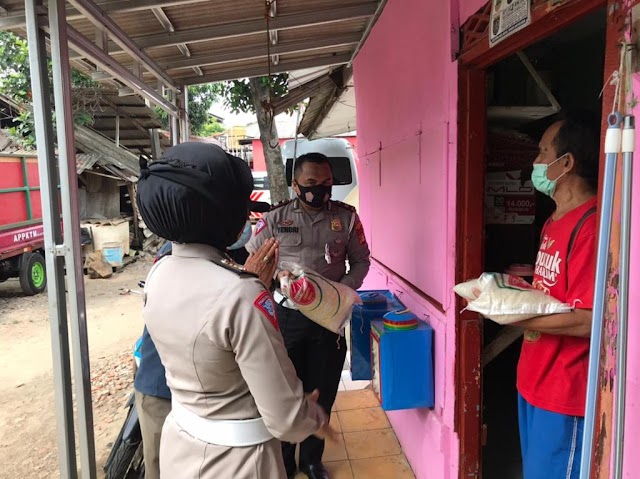 Tim Kamsel Satlantas Polrestro Depok Bagikan Bansos Beras dan Fogging di RW 04 Sukmajaya