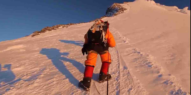 sherpa helpful in climbing expedition