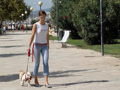 Resultado de imagen de mujer paseando perro