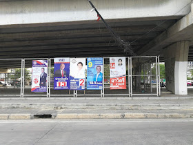 タイの選挙時の風景【歩道をふさぐ看板】