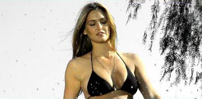 Bar Refaeli Looks Sexy With Black Minim Bikini