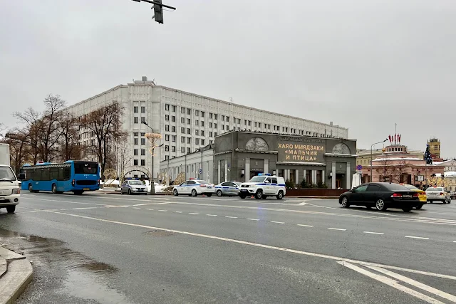 площадь Арбатские Ворота, кинотеатр «Художественный»