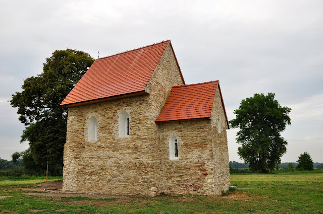 romański kościółek we wsi Kopčany