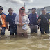 Kadis Pu mendampingi Wakil Walikota Memberikan Bantuan  Logistik  Kepada Korban Berdampak Banjir 