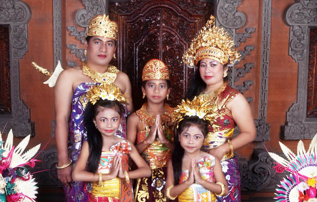 Pakaian Adat Bali Pria Wanita
