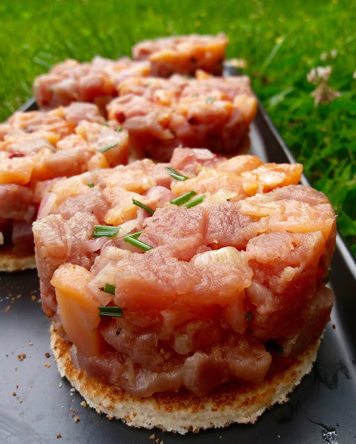 alt="tartare de ton et saumon fumé"