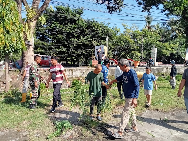 Kepedulian Babinsa Bersama Warga, Kompak Kerja Bakti Bersihkan Saluran Air