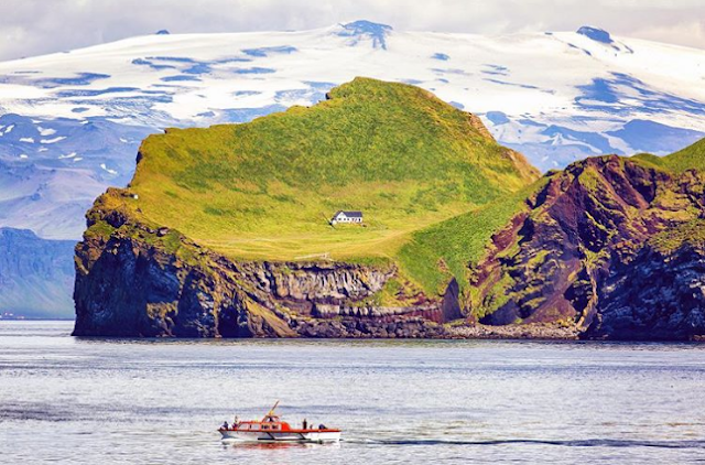 Elliðaey adalah salah satu Vestmannaeyjar (Kepulauan Westman) 