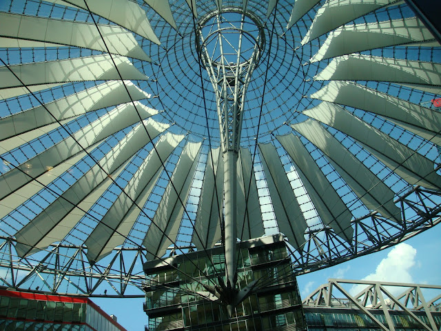 foto da bela cúpula do Sony Center mostrando as várias aletas parecendo um cata-vento  