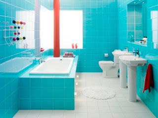 Banheiro em azulejo azul claro