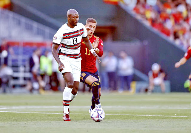 Danilo se anticipa a Ferran Torres. SELECCIÓN DE ESPAÑA 1 SELECCIÓN DE PORTUGAL 1 Jueves 02/06/2022, 20:45 horas. Liga de Naciones de la UEFA, fase de clasificación, Grupo A2, jornada 1. Sevilla, España, estadio Benito Villamarín: 41.236 espectadores.