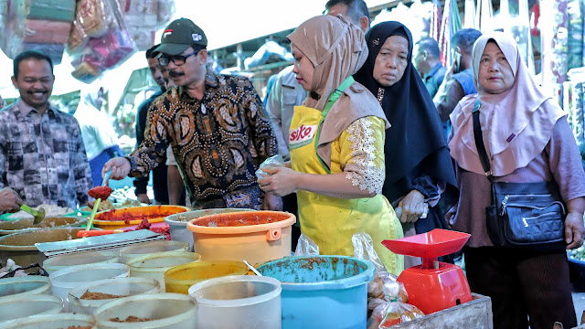 Cek Harga Barang Dipasar, Pj Bupati Meurah Tinjau Pasar Pagi Kota Kualasimpang