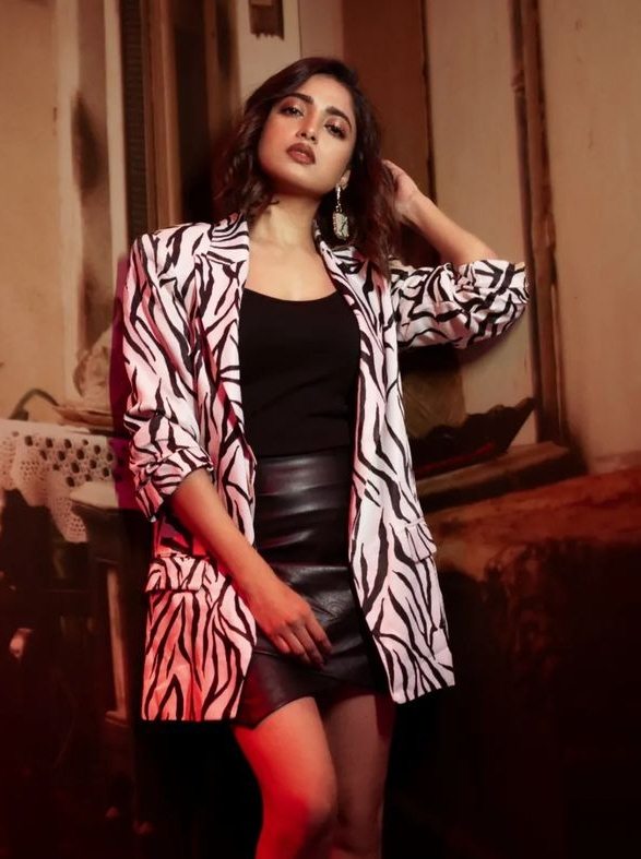 Ishaa-Saha-shares-her-hot-party-looks-01-Bengalplanet.com